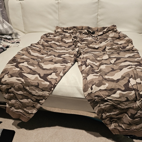 Torrid Relaxed Fit Jogger Stretch Challis Mid-Rise Cargo Pocket Pant Camo Sz 1 - Picture 3 of 3